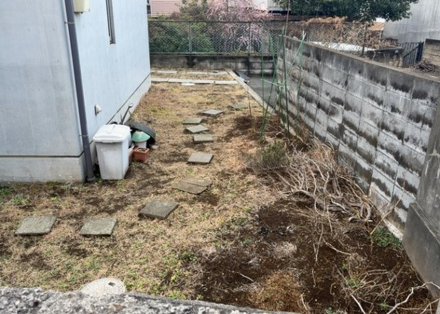 庭のある家に住むことのメリットとして、子どもたちの遊び場を確保できること、ガーデニングや家庭菜園を楽しめること、明るさを確保できることがあります。また、配置を工夫することでプライバシーが確保できます。