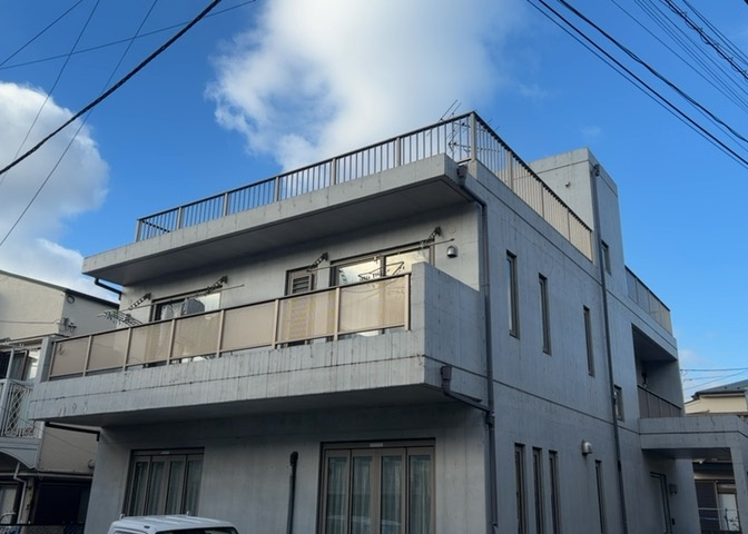 バルコニーは、建物内から室外へ楽に出入りできる便利なスペースです。また、バルコニーには手すりを付けることが義務付けられており、手すりの高さは110cm以上で施工することが建築基準法で定められています。
