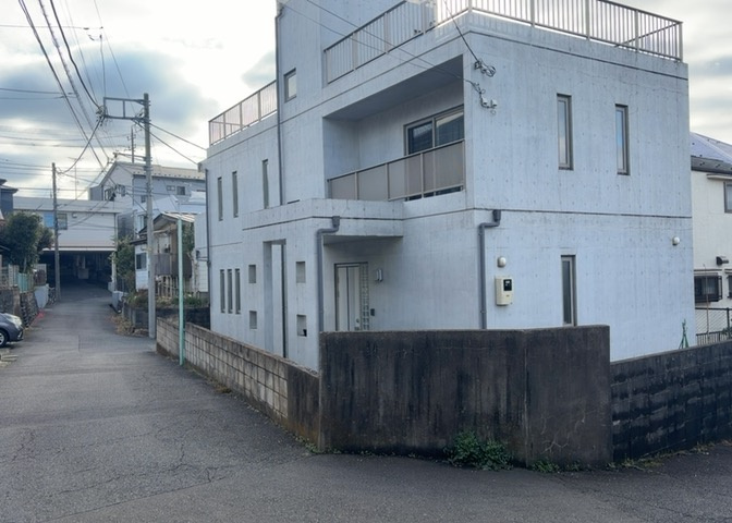 住宅用の土地では前面道路に2m以上接していなければならないと法律で定められています。しかし、お持ちの車のサイズやライフスタイルなどにより、2mでは利便が悪い場合もございますので、事前に確認しましょう。
