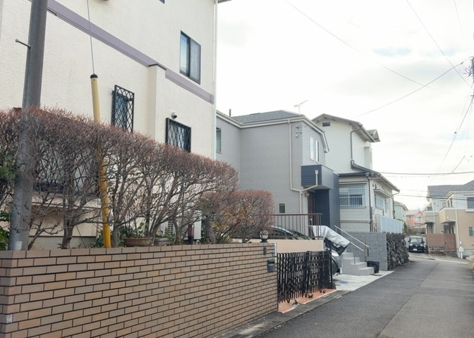 桜や紅葉の名所に出かける人は多いと思いますが、家にいながら季節の移ろいを感じる生活を送りませんか？リビングや窓から見える景色が生活を彩るワンポイントに！現地から見える景色を堪能してみては如何でしょう。