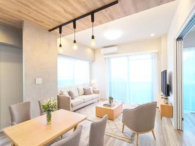 【LDK約10.0帖】　2面採光の明るいリビングは角部屋だからこその仕様です。明るいお部屋での生活は、ご家族をあたたかく包んでくれる優しいものなりそうです。※写真はCGイメージです。