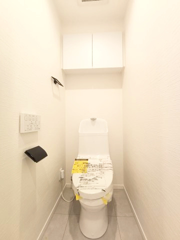 【トイレ】　洗浄機能付きトイレ。上部には収納付で、トイレットペーパー等、買い置きもしやすそうです。