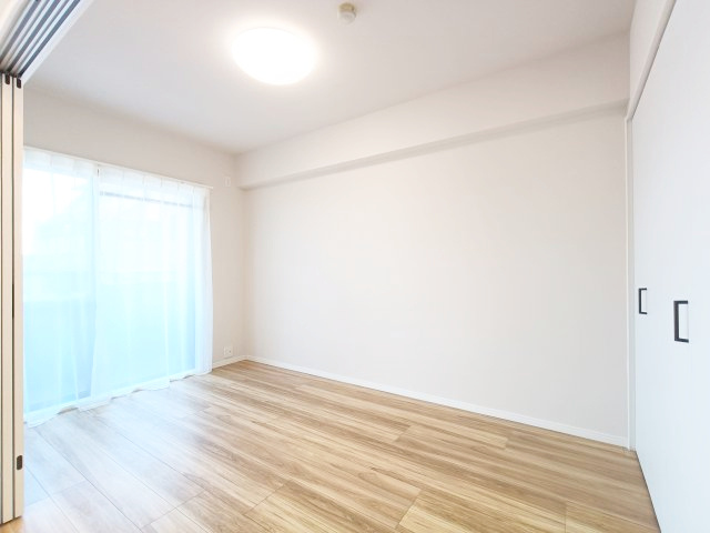 【洋室約5.6帖】　リビングに隣接する居室。引き戸を開け放てば2部屋が一体となり広々とした快適空間が生まれます。