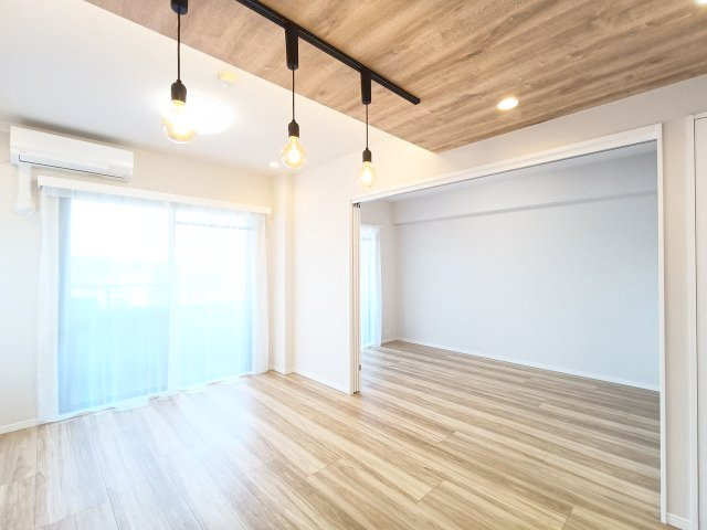 【LDK約10.0帖】　リビングに隣接する洋室の建具は引込み戸を採用。用途に合わせて空間をフレキシブルに活用できます。