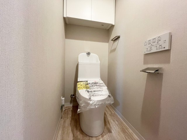 トイレ上の収納はあると便利です！温水洗浄便座完備！
