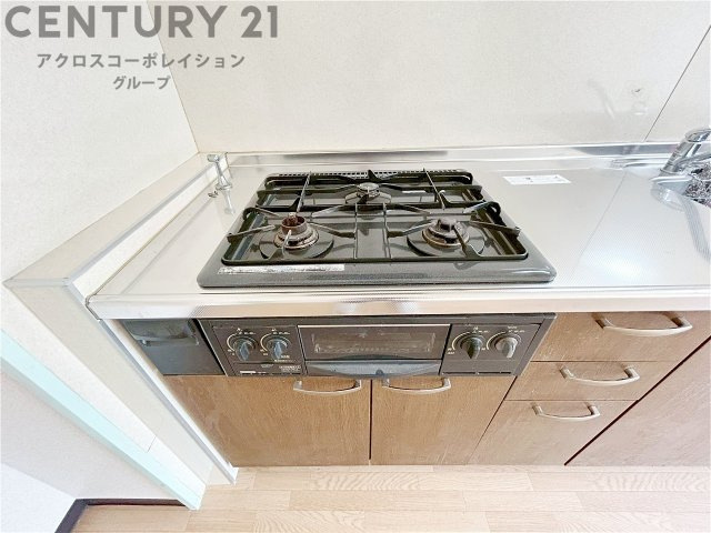 多数の調理器具を同時に使用でき、料理の効率化が可能。省エネで節約になり、様々な料理スタイルに適応できます。また、火力調整が独立しており、手入れや掃除もしやすく、今よりもっとお料理が楽しくなるかも。　
