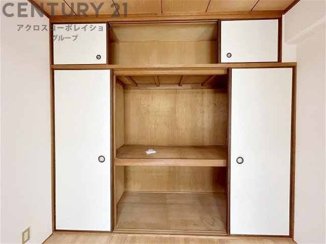 押入れは季節の衣類、寝具などを収納できます。伝統的な美しさと実用性が融合し、収納物を保護する調湿・換気効果があります。使い方によっては書類や小物なども効果的に整理でき空間を有効活用できます。　