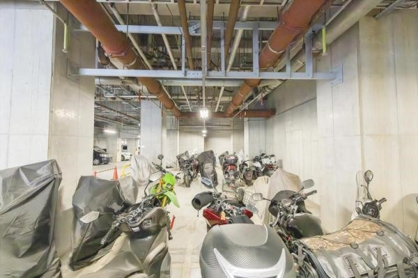 駐輪場は月額300円、バイク置き場は月額3、000円です。