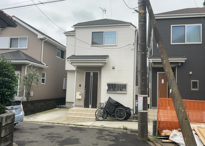 木造住宅とは土台、壁、柱など建築物の強度を支える構造体の材に木が使用されている構造を指します。構造体は建物の自重を支えるだけではなく風圧や水圧、積裁荷重などあらゆる衝撃に耐えるための基礎です。