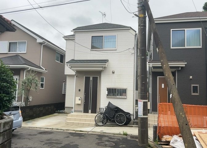 建物の基礎工事の方法は、主流となっているベタ基礎（防湿基礎）と布基礎の2種類に分類され、床下の通気性や耐久性などに違いがあります。建物の基礎部分の構造や付帯設備など詳細については現地でご確認ください。