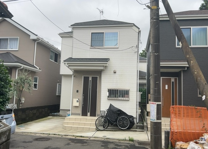 玄関ポーチにおいて最も重視すべきと言っても良いのが広さです。適切な広さの玄関ポーチでないと外見的なバランスは崩れてしまいますし、何より使いにくくなってしまいますので、現地で実際に下見をしてみましょう！