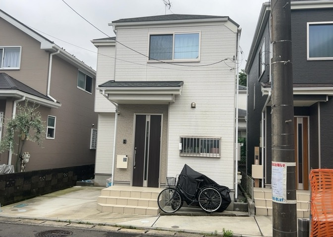 床下換気口は、床下に湿気がこもることを防ぎ、効果的に換気を行うために設置されています。床下換気口が設置されていない建物は、基礎パッキング工法などにより換気を行なっています。詳細は現地でご確認ください。