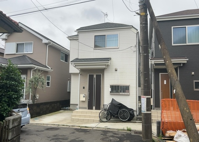 現地に行くなら、物件の周囲の地形がどうなっているかを見ることも大切です。周辺より低くなっている土地では、大雨などで水が集まりやすいため、地盤が弱くなっているということも考えられるため、注意が必要です。