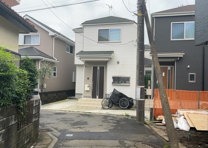 南側道路の場合は長い時間光を入れ込むことができるため、庭やリビングを道路側に持ってくることが多く土地価格も高い傾向にあります。一方北側道路だとリビングや庭が南側になりプライバシーを守ることができます。