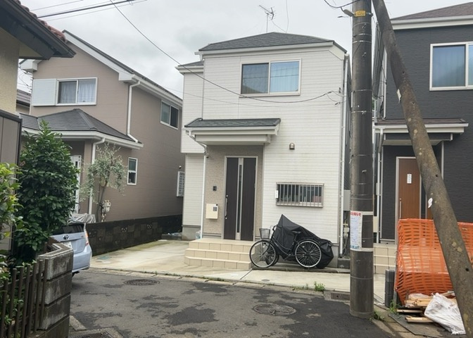 車一台あたりに必要なスペースは、標準サイズの普通自動車で横幅2m50cm、長さ5mは必要になります。ただし、乗降のことも考慮して横幅3m30cm、長さ5m50cmほどは確保できるところを選びましょう。