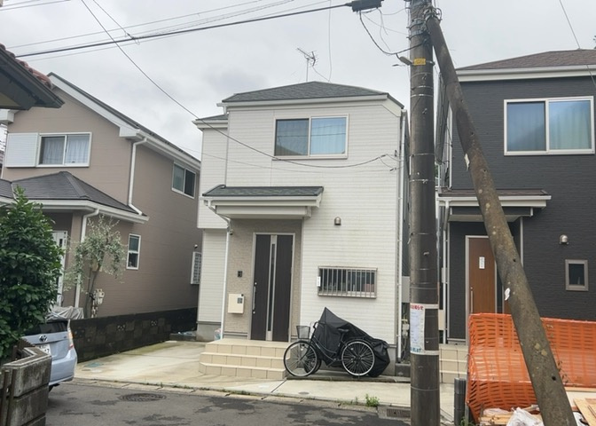庭のある家に住むことのメリットとして、子どもたちの遊び場を確保できること、ガーデニングや家庭菜園を楽しめること、明るさを確保できることがあります。また、配置を工夫することでプライバシーが確保できます。