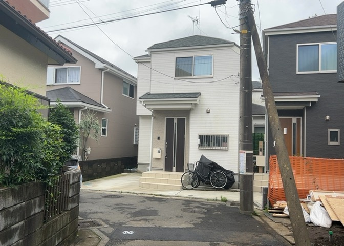 住宅用の土地では前面道路に2m以上接していなければならないと法律で定められています。しかし、お持ちの車のサイズやライフスタイルなどにより、2mでは利便が悪い場合もございますので、事前に確認しましょう。