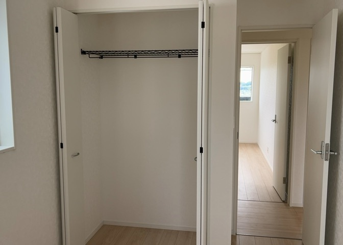 デザイン性を重視しすぎて収納が少なかった！なんてことにならないため、事前に現地で収納の数を確認しておくことをお勧めします。クローゼット以外にも床下収納や屋根裏収納、パントリーなどもチェックしましょう。
