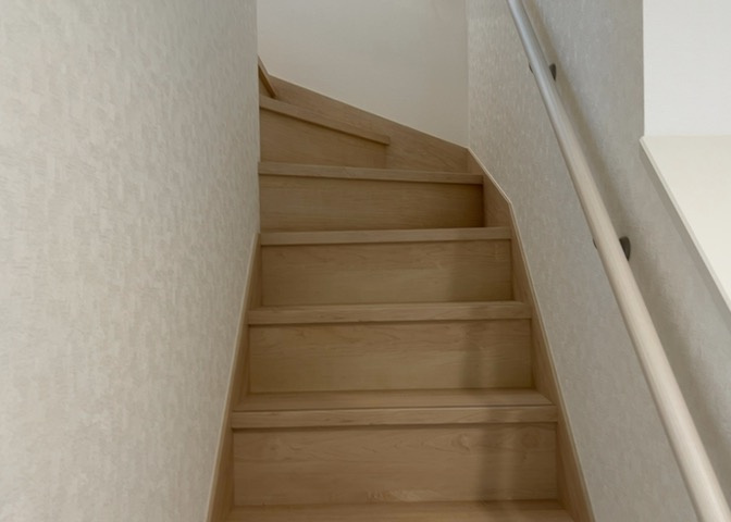建物の上下階の通路である階段は、その位置によって動線や室内の印象が大きく左右されます。手摺にも重要な役割があり、転倒の防止・歩行や動作を円滑にして日常生活を支えることを主な目的として設置されています。