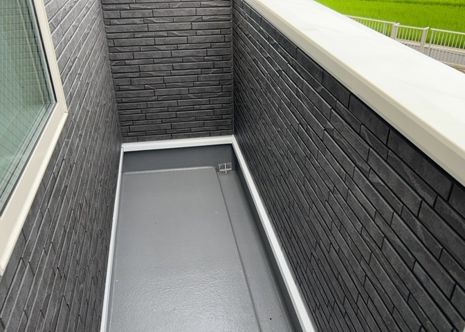 バルコニーは、室外の専用スペースのうち、「屋根がなく開放された空間」であるものを指します。ベランダより広いタイプのものが多く、日当たりもよいため家庭菜園などを楽しみたい人にとって適した環境となります。
