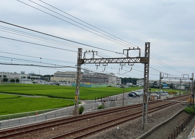 眺望を気にして物件を探す場合、前面に建物が建っていないか現地で確認しましょう！前面に建物があると景色はもちろん、日当たりや風通しにも影響が出てきます。住んだ時のことを想像しながら現地見学をしましょう。
