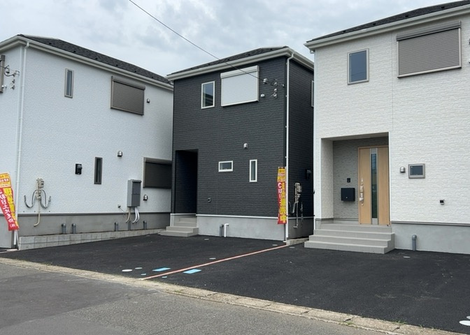 住宅用の土地では前面道路に2m以上接していなければならないと法律で定められています。しかし、お持ちの車のサイズやライフスタイルなどにより、2mでは利便が悪い場合もございますので、事前に確認しましょう。
