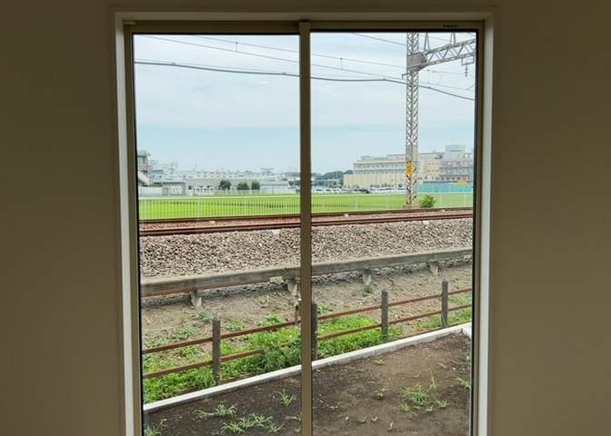 サッシとは、ガラス窓に使用される金属製の窓枠のことです。一般的に住宅建築では、金属製建具工事の段階で備え付けるもので、ガラス類や玄関、バスルームのスチール製のドアなどと同じタイミングで工事を行います。