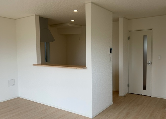 直線タイプはLとDKを一直線に並べた形で対面キッチンのタイプです。一般的なのでよく見かけるかもしれません。直線タイプに似た直接アイランドタイプは、キッチンとダイニングの間に壁がない分広く感じられます。
