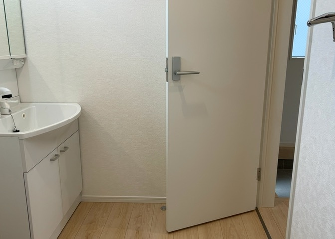 多くの戸建て住宅で見かける洗面脱衣所は、洗面台と洗濯機が2畳ほどのスペースに並べられていて、洗面所が脱衣所を兼ね備えている間取りが一般的です。お客様が利用することもある、パブリックな空間でもあります。