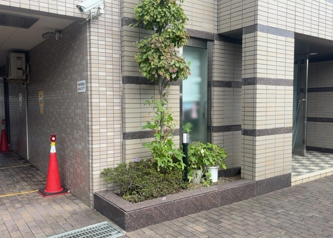 物件によっては、入居者が個人的に使用できる専用庭がついているものもあります。また、住宅の中にある土間の部分を庭と呼ぶこともあります。庭の用途は住む人によって変わり、それによってデザインもさまざまです。