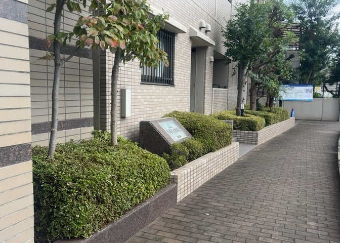中庭（パティオ）とは、一つの建築物の内部に設けられた、壁などで囲われている庭のことを指します。コの字型、ロの字型が主流ですが、L字型の中庭もあります。最近では、インテリア性の高さからも人気があります。