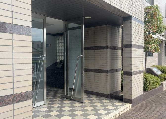 マンションのエントランスには、もともと風よけや防犯の役割がありますが、マンションによって宅配ボックスなどの設備が備わっている所もあります。日々の生活をイメージしながら生活しやすさをチェックしましょう。