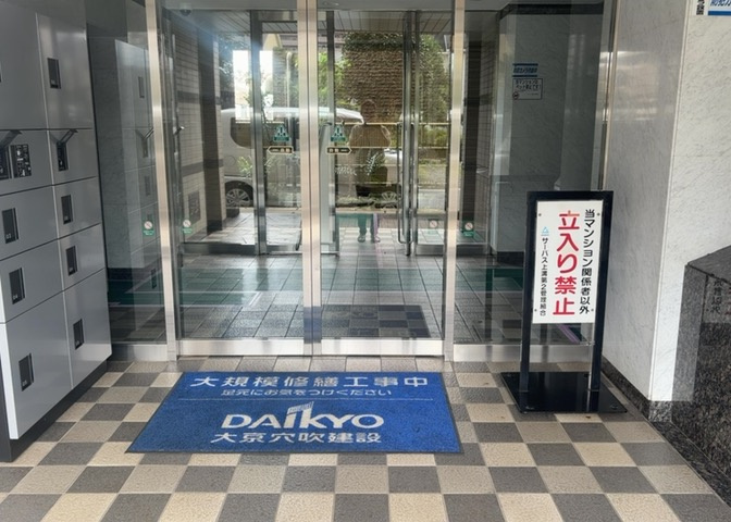 ロビーというと、エントランスと何がちがうの？と思いますよね。実はロビーとエントランスには明確な決まりはありません。物件によっては、エントランスを入って広がるある程度の広さのある空間がロビーとなります。