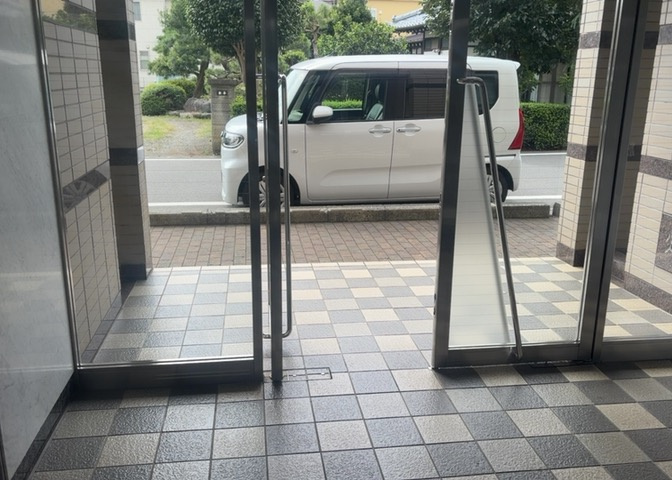 共用部分は、一棟の建物に住む区分所有者全員が共同で所有するとし、共用部分の管理、補修などは、区分所有者で形成される管理組合が行います。個人の判断で勝手に変更することはできませんので覚えておきましょう。