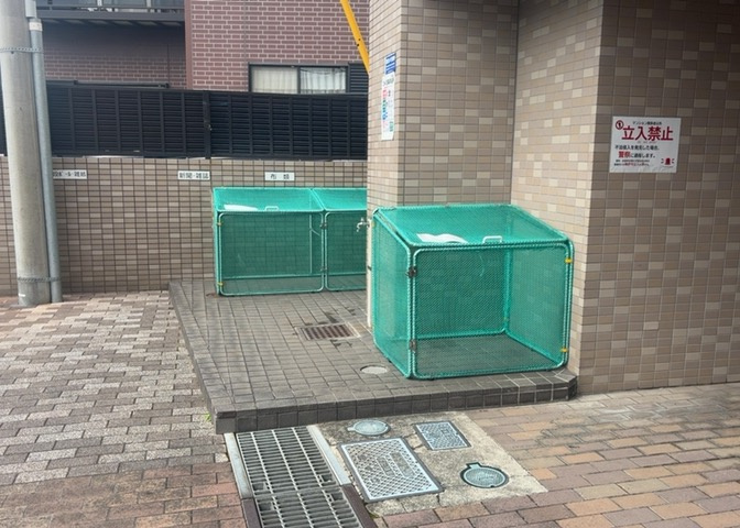 共有部分は、住民なら誰もが使える設備のこと。例えば駐車場やエレベーター、インターネット設備、セキュリティ設備などがあります。他にも、マンションの廊下・外部階段やエントランス・ゴミ置き場などがあります。