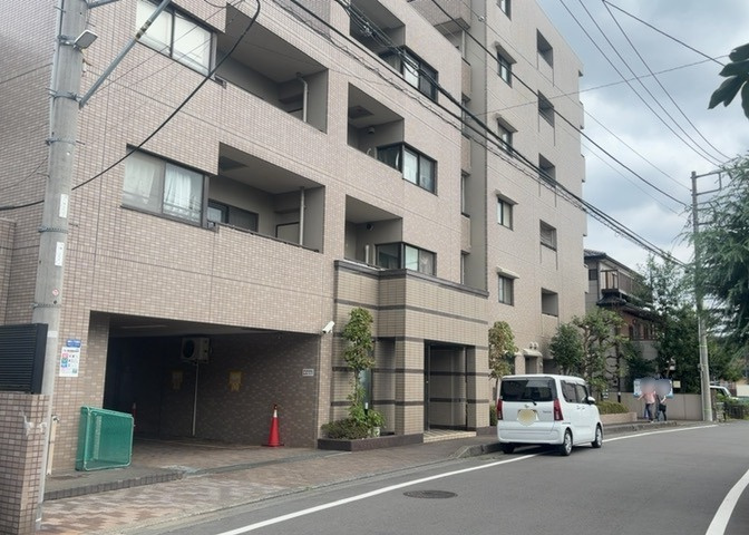 隣家の土地はどうなっているのか、生活利便施設が近くにあるのか、学校まで近いかなど、お客様のライフスタイルにあわせたイメージが重要です。また、近くにあると困る施設が近くにないかも確認するといいでしょう。