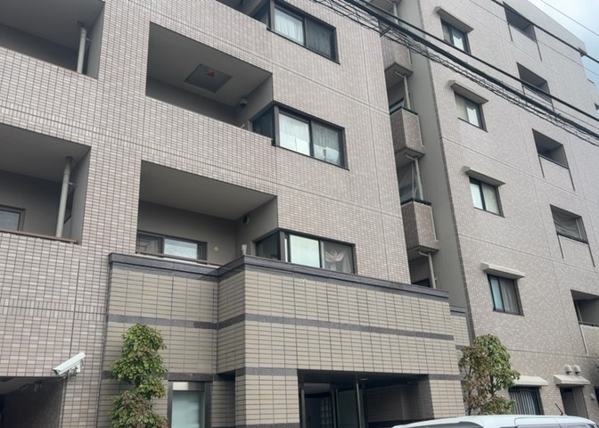 ＲＣ造、Reinforced　Concreteは直訳すると補強されたコンクリートです。主に柱や梁・床・壁が鉄筋とコンクリートで構成おり、鉄筋を組んだ型枠にコンクリートを流し込んで固めたものを指します。