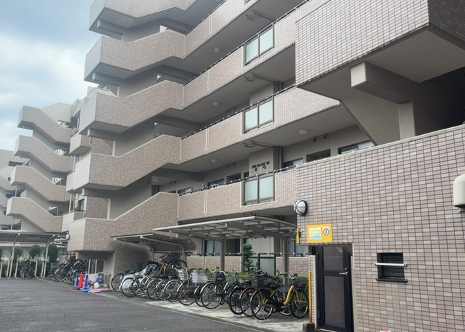 玄関は家の顔でもあり、家族以外の目にも止まる場所です。玄関は外との間を仕切る扉、靴などをしまっておく収納スペース、靴脱ぎのたたきスペース、来客とのやり取りをするドアホンなど複数のアイテムからなります。