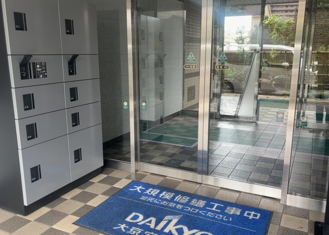 共有部分は、住民なら誰もが使える設備のこと。例えば駐車場やエレベーター、インターネット設備、セキュリティ設備などがあります。他にも、マンションの廊下・外部階段やエントランス・ゴミ置き場などがあります。