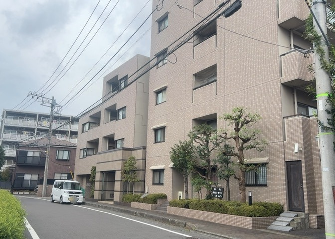外観はマンション管理がされているかの目安になります。築年数が古いと、壁面は劣化してひび割れが生じることも！建物が古びていても細かいところが修繕されていると、きちんと管理されているなぁと感じるでしょう。