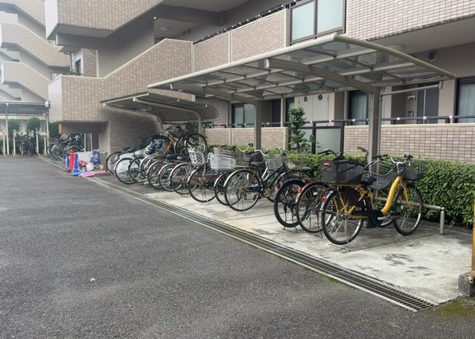 車一台あたりに必要なスペースは、標準サイズの普通自動車で横幅2m50cm、長さ5mは必要になります。ただし、乗降のことも考慮して横幅3m30cm、長さ5m50cmほどは確保できるところを選びましょう。