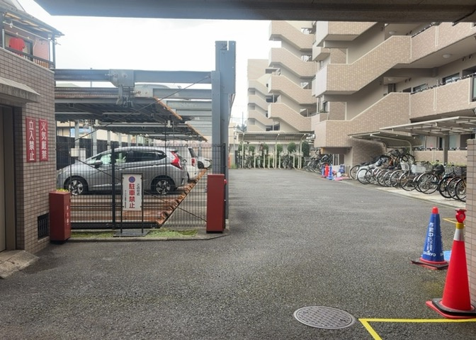 駐車場と明記されていても、最小スペースでつくられた駐車場だと大型車は駐車できなかったり、出入りしにくくなったりする可能性があります。お車のサイズと購入したい物件の駐車場のサイズを現地で確認しましょう。