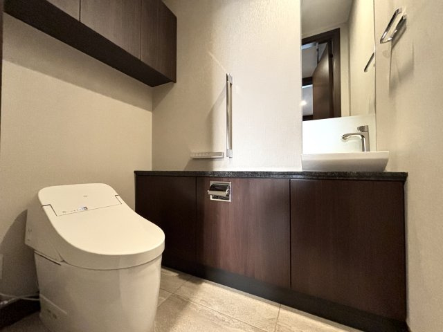 【トイレ】手洗いカウンター完備で衛生的◎安全に配慮された手すりもございます◎