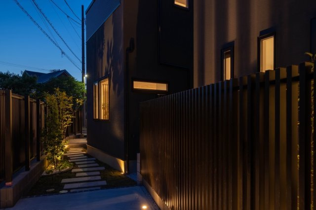 ◆足元を優雅に照らす灯りが玄関へと続き、住まう方と訪れる方を上質で温かな雰囲気で迎え入れます。