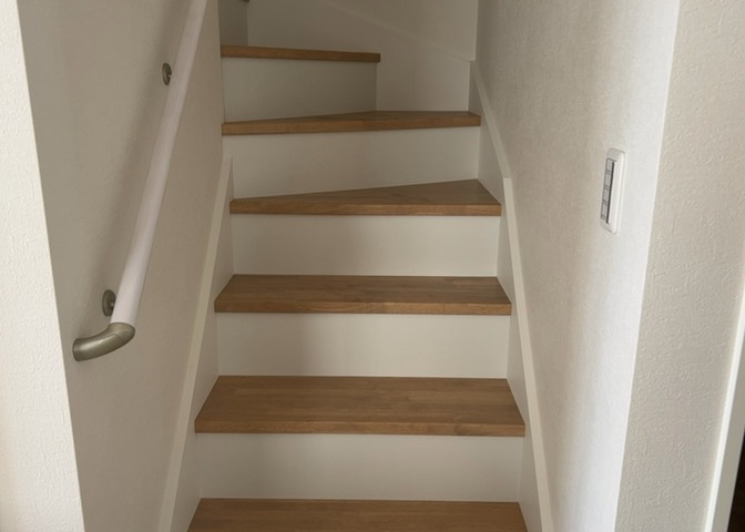 建物の上下階の通路である階段は、その位置によって動線や室内の印象が大きく左右されます。手摺にも重要な役割があり、転倒の防止・歩行や動作を円滑にして日常生活を支えることを主な目的として設置されています。