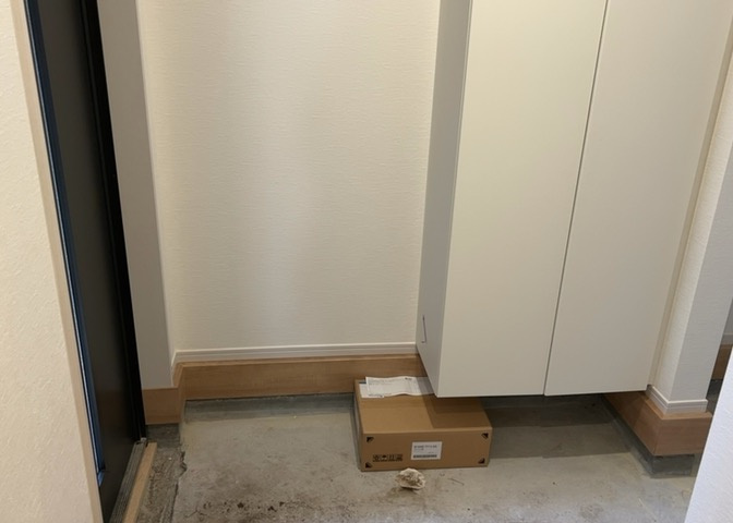 玄関は家の顔でもあり、家族以外の目にも止まる場所です。玄関は外との間を仕切る扉、靴などをしまっておく収納スペース、靴脱ぎのたたきスペース、来客とのやり取りをするドアホンなど複数のアイテムからなります。