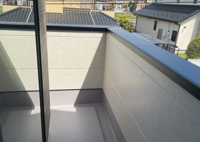 バルコニーは、室外の専用スペースのうち、「屋根がなく開放された空間」であるものを指します。ベランダより広いタイプのものが多く、日当たりもよいため家庭菜園などを楽しみたい人にとって適した環境となります。