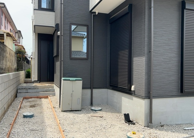 木造住宅とは土台、壁、柱など建築物の強度を支える構造体の材に木が使用されている構造を指します。構造体は建物の自重を支えるだけではなく風圧や水圧、積裁荷重などあらゆる衝撃に耐えるための基礎です。