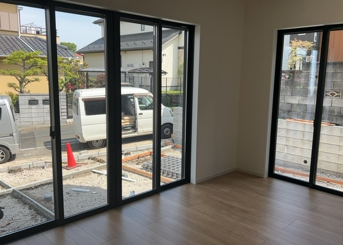 サッシとは、ガラス窓に使用される金属製の窓枠のことです。一般的に住宅建築では、金属製建具工事の段階で備え付けるもので、ガラス類や玄関、バスルームのスチール製のドアなどと同じタイミングで工事を行います。