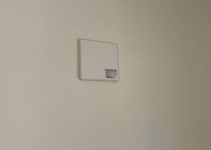 1日中建物内の換気が行われるように設計された仕組みです。気密性の高い住宅は、家に籠った空気でシックハウス症候群になる可能性がありますが、24時間換気システムであれば計画的な換気で対策が可能です。